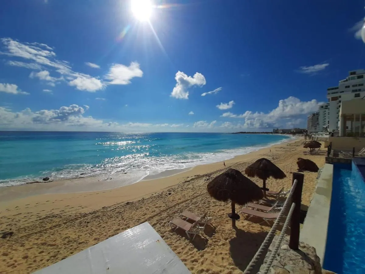 Cancun Plaza Condo Hotel דירה